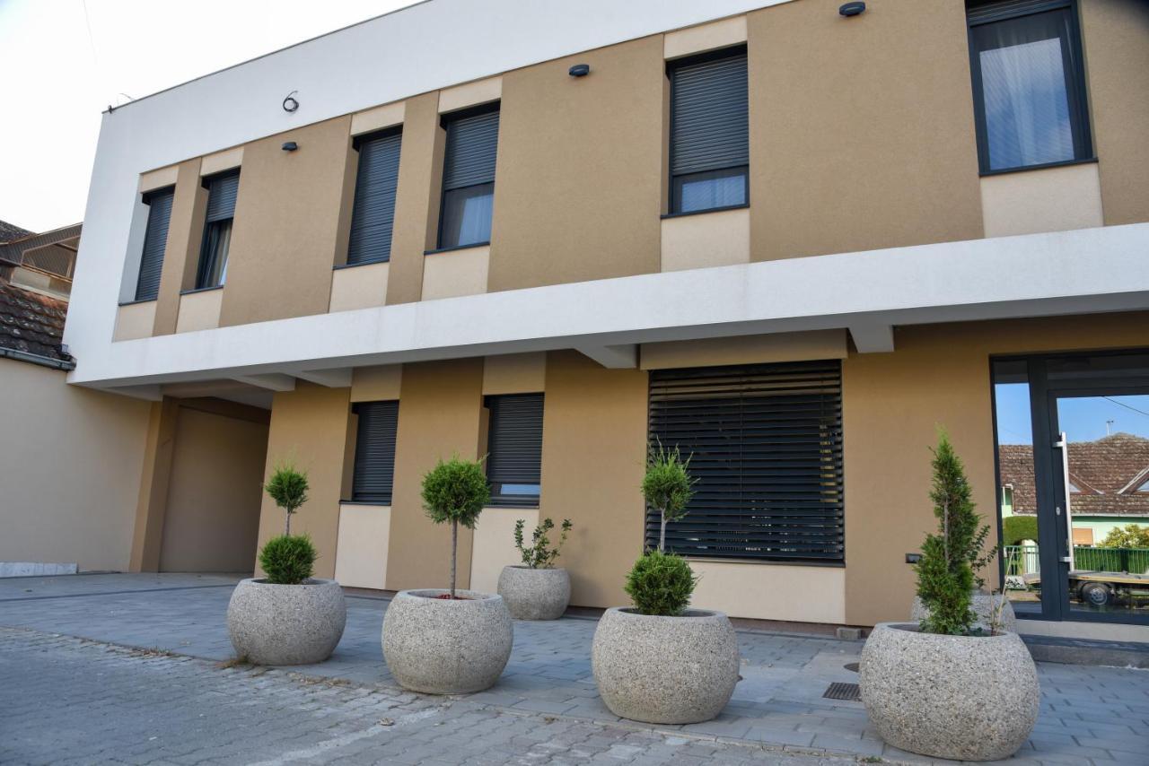 Merak Rooms & Caffe Bar Šabac エクステリア 写真