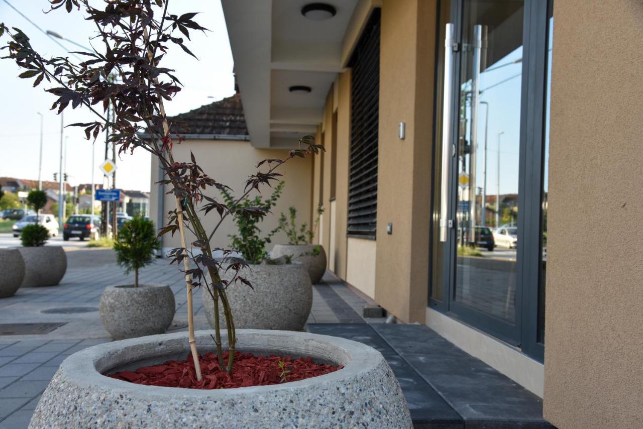 Merak Rooms & Caffe Bar Šabac エクステリア 写真